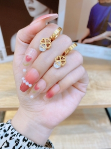 TTN7831 - Khoen tròn titan cỏ 4 lá kẹp đá (màu vàng)