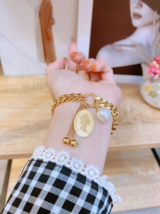 TTN7876 - Lắc tay titan xích mặt Oval ngọc trai bi rơi (màu vàng)