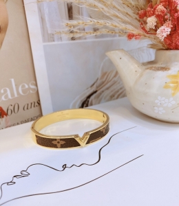 TTN7946 - Vòng tay titan V phối da dập logo hiệu (màu vàng)