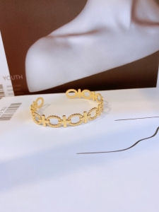 TTN7997 - Vòng tay titan cuff oval chạm xen kẽ chữ thập (màu vàng)