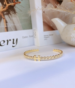 TTN8053 - Vòng tay titan cuff H đính đá (màu vàng)