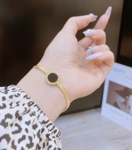TTN8084 - Lắc tay titan mì ép la mã đen (màu vàng)
