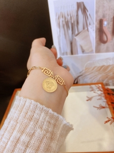 TTN8112 - Lắc tay titan xích Versace (màu vàng)