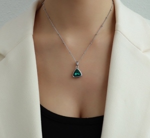 TTN8130 - Dây chuyền titan mặt tam giác đá xanh (màu trắng)