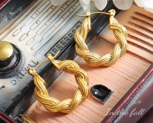 TTN8173 - Khoen tròn titan xoắn vintage (màu vàng)