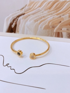 TTC8204 - Vòng tay titan cuff la mã đá trắng phối đen (màu vàng)