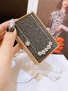 TTN8258 - Dây chuyền titan hoa cúc nối 1 hoa rơi (màu trắng)