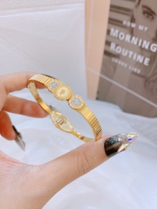 TTN8280 - Vòng tay titan đồng xu nữ hoàng phối xoàn (màu vàng)