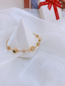 TTN8307 - Vòng tay titan phối charm la mã khóa nam châm (màu vàng)