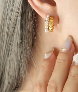 TTN8347 - Bông tai titan form C tim phối ngọc trai (màu vàng)