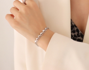 TTN8453 - Lắc tay titan tim nối (màu trắng)