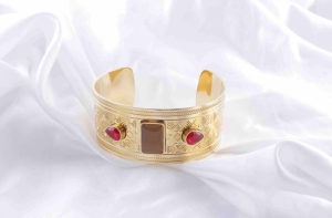 TTN8472 - Vòng tay titan cuff bản to hoa văn phối đá (màu vàng)