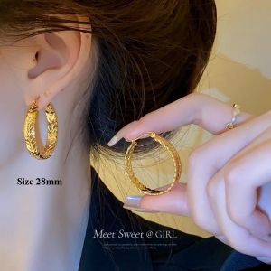 TTN8474 - Khoen tròn titan xương cá khóa bật (size 28mm - màu vàng)