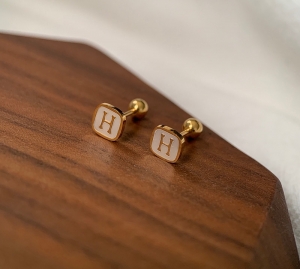 TTN8495 - Bông tai titan H xà cừ chui bi vặn (màu vàng)