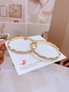 TTC8508 - Khoen tròn titan gợn sóng viền đá (size 4cm - màu vàng)