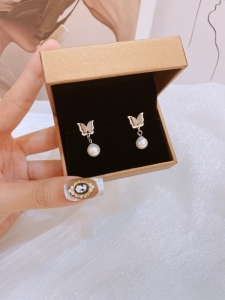 TTN8513 - Bông tai titan bướm cát hạt trai rơi (màu trắng)