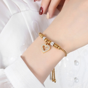 TTN8545 - Lắc tay titan dây rút charm tim rỗng (màu vàng)