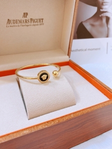 TTN8583 - Vòng tay titan cuff Versace đen (màu vàng)