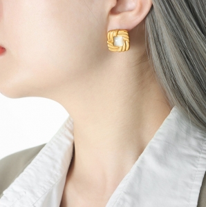 TTN8669 - Bông tai titan mặt vuông xoắn đá Opal Vintage (màu vàng)