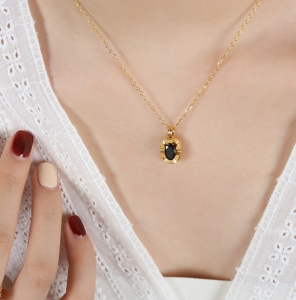 TTN8670 - Dây chuyền titan mặt Oval nhỏ chạm khía đá đen (màu vàng)