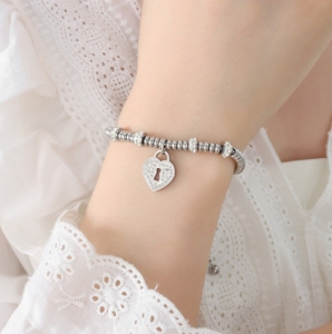TT8672 - Lắc tay titan phối charm ổ khóa trái tim dây rút (màu trắng)