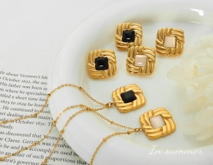 TT8675 - Set titan vuông xoắn Vintage (dây chuyền, bông tai đá đen/đá trắng - màu vàng)