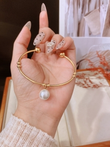 TTN8685 - Vòng tay titan cuff bi hạt trai rơi (màu vàng)