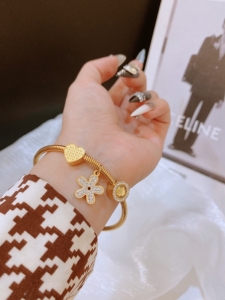 TTN8828 - Vòng tay titan phối charm khóa nam châm (màu vàng)