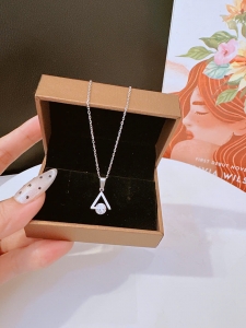 TTN8860 - Dây chuyền titan tam giác kẹp đá (màu bạc)