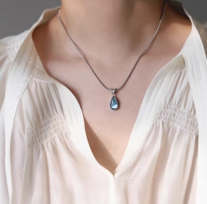 TTN8867 - Dây chuyền titan dây mì đá giọt nước xanh (màu trắng)