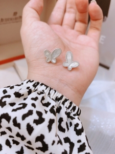 TTN8186 - Bông tai titan bướm xà cừ (màu trắng)