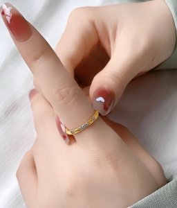 TTN8230 - Nhẫn titan 5 hạt đá (size 5/6/7/8 - màu vàng)