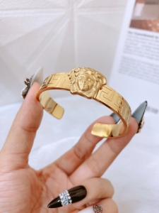 TTC8237 - Vòng tay titan cuff Versace (màu vàng)