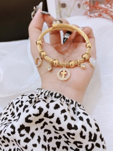 TTC8269 - Vòng tay titan kiểu dây thừng phối charm (màu vàng)