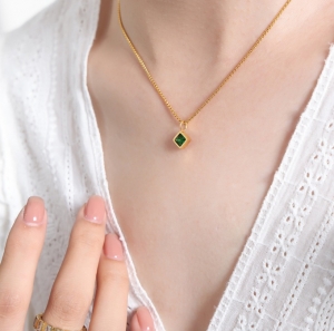 TTN8857 - Dây chuyền titan đá vuông xanh lá mini (màu vàng)