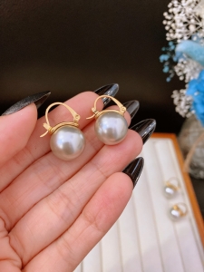 TTN8999 - Bông tai titan ngọc trai xám 15mm khóa bật (màu vàng)