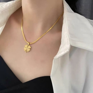 TTC9925 - Dây chuyền titan mì ép mặt cỏ 4 lá chạm (màu vàng)