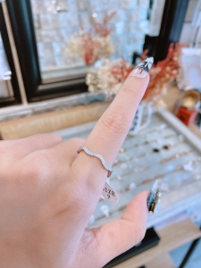 TTC9932 - Nhẫn titan gợn sóng đính nửa vòng đá (size 5/6/7/8 - màu trắng)
