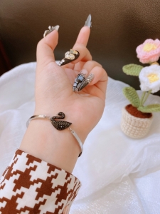 TTN9961 - Lắc tay titan thiên nga đen (màu trắng)