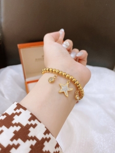 TTN10074 - Lắc tay titan dây rút phối charm (màu vàng)