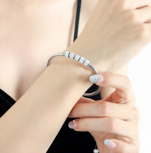 TTN10075 - Vòng tay titan charm đá khóa nam châm (màu trắng)