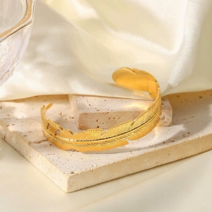 TTN10109 - Vòng tay titan cuff lông vũ