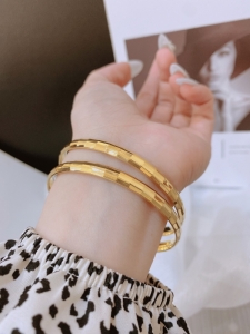 TTN10137 - Vòng tay titan cắt giác không khóa bản 5 li