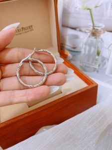 TTC10144 - Khoen tròn titan khía cạnh (màu trấng)