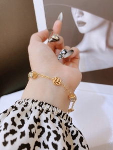 TTC10180 - Lắc tay titan hoa hồng xen kẽ lu đá (màu vàng)