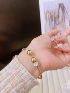 TTN10186 - Vòng titan cuff bi charm đá (màu vàng)