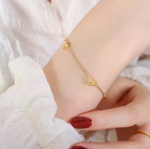 TTN10203 - Lắc tay titan tim nhí đá giữa (màu vàng)