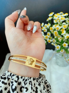 TTC10288 - Vòng tay titan Versace phối đá (màu vàng)