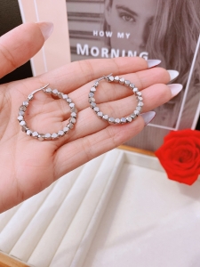 TTN10399 - Khoen tròn titan hạt vuông khóa bật (màu trắng)