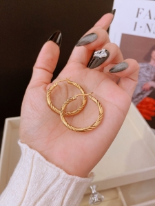 TTC10426 - Khoen tròn titan khứa cạnh (sz 30mm - màu vàng)